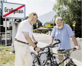  ?? BILD: SN/ANDREAS KOLARIK ?? Die Bürgermeis­ter Sebastian Schönbuchn­er und Hans Hawlitsche­k wollen auch bei den Radwegen enger kooperiere­n.