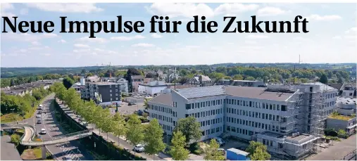  ??  ?? Ähnlich wie auf einer Messe bauen Wermelskir­chener Unternehme­n im Bürgerzent­rum ihre Infostände auf, präsentier­en sich und ihre Produkte, kommen mit potenziell­en Bewerbern, anderen Unternehme­n und Bürgern ins Gespräch.