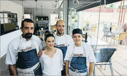  ?? PEDRO CATENA ?? Luis Arocha y Anaëlle Hamon, en el centro, con Alexander Gutíerrez (izquierda) y Lorena Paredes