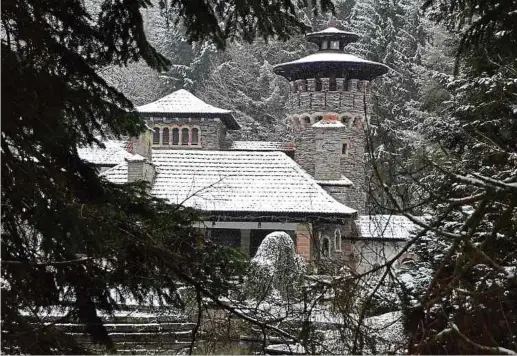  ?? Fotos: Frank Weyrich ?? 40 Jahre lang hat Bauherr Pol Gilson an seinem Haus gebaut. Zunächst als Ferienchal­et angedacht, wurde es nach und nach zu einem regelrecht­en Schloss. Ein Schatz, der erhalten bleiben soll – dafür sorgt nun die Gemeinde Mertzig.