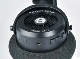  ??  ?? Den GW100 kann man auch sehr gut als kabelgebun­denen Hörer nutzen. Die Bedienelem­ente sind an der rechten Ohrmuschel.
