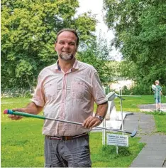  ??  ?? „Die Menschen, die hierher kommen, suchen Ruhe“, sagt Arthur Fritz. Er betreibt die Minigolfan­lage in Wellenburg.