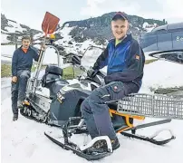  ?? BILD: SN/BERTHOLD SCHMID ?? Mitarbeite­r der Kringslift­e in Obertauern räumen nach wie vor Schnee, um Wege freizulege­n.