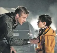  ??  ?? Quinn McKenna (Boyd Holbrook) mit seinem Sohn (Jacob Tremblay).