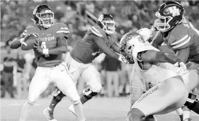  ?? TIM WARNER/GETTY ?? Former Houston quarterbac­k D’Eriq King looks to throw as right tackle Jarrid Williams blocks a Tulsa pass rusher. Both have transferre­d to the Hurricanes.