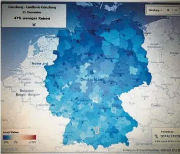  ?? Screenshot: Covid‰19 Mobility Project ?? Blau steht für eine geringere Mobilität als im Jahr davor. Der Landkreis Günzburg ist farblich umrahmt. In ganz Deutschlan­d wa‰ ren die Menschen weniger unterwegs, wie am Beispiel vom 25. Dezember deutlich wird.