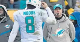  ??  ?? It was a rough day for Miami Dolphins head coach Adam Gase, right, and his quarterbac­k, Matt Moore.