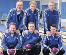  ?? RP-FOTO: OLAF STASCHIK ?? Dennis Grohmann (hockend v.l.), Manfred Gediga und Daniel Grohmann sowie Volker Miesner (stehend v.l.), Björn Kühnen und Markus Gruben führen die NRW-Liga drei Spieltage vor dem Ende sicher an.