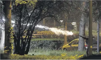  ?? AFP / GEOFFROY VAN DER HASSELT ?? Un individuo lanza un cohete durante los enfrentami­entos con la policía en Villaneuve-la-Garenne, el martes.