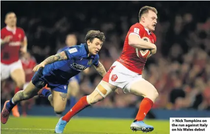  ??  ?? > Nick Tompkins on the run against Italy on his Wales debut