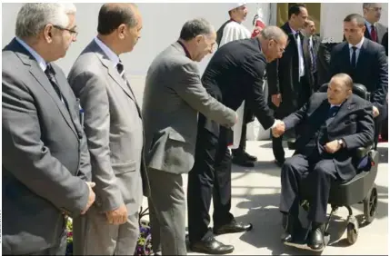  ??  ?? Les apparition­s publiques d’abdelaziz Bouteflika sont rares et contrôlées, comme ici à Alger, le 9 avril 2018.