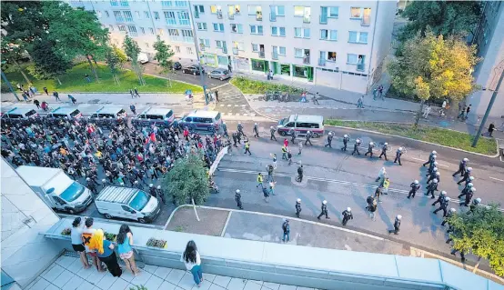  ??  ?? An mehreren Tagen gingen linke Aktivisten auf die Straße. Weitere Zusammenst­öße konnten durch die Polizeiprä­senz verhindert werden.