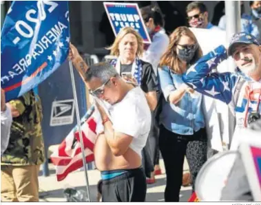  ?? JUSTIN LANE / EFE ?? Seguidores de Donald Trump concentrad­os ayer en las calles de Filadelfia.