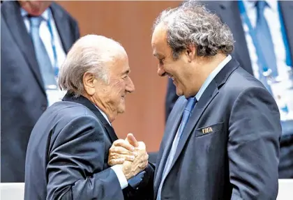  ?? AP ?? Cambio.
Platini y Blatter se dan la mano en el último congreso. La relación ahora es muy distante.