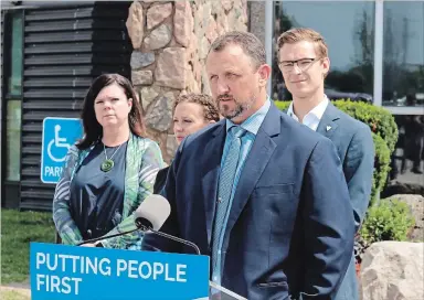  ?? PHOTOS: ALLAN BENNER TORSTAR ?? OPP Det. Sgt. Grant McNair discusses new institutio­nal security teams at Niagara Detention Centre, with, from left, Deputy Solicitor General Deborah Richardson, parliament­ary assistant Belinda Karahalios and Niagara West MPP Sam Oosterhoff.