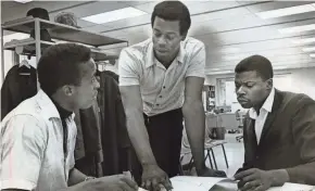  ?? JOURNAL SENTINEL FILES ?? Milwaukee Commandos member Dwight Benning, center, speaks with Prentice McKinney, left, and Milton Latson in 1967.