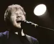  ?? Foto: Str, dpa ?? Es ist zum Schreien: Ed Sheeran hat Pla giatsjäger am Hals.