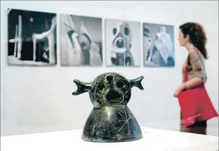  ?? QUIQUE GARCIA / EFE ?? Tête,
L’escultura
de Miró, recorda les formes monstruose­s de les xemeneies de la Pedrera, de Gaudí