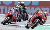  ??  ?? Vertrautes Bild: Márquez fährt das Motorrad vor, die Kontrahent­en nehmen die Verfolgung auf