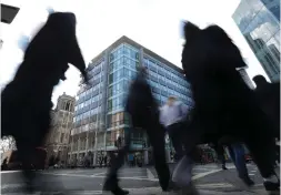  ?? LEHTIKUVA / AFP PHOTO / DANIEL LEAL-OLIVAS ?? I bakgrunden syns Cambridge Analyticas kontor i centrala London. Den brittiska datainspek­tionen har lämnat in en ansökan om att göra en husrannsak­an hos Cambridge Analytica för att få tillgång till deras servrar.