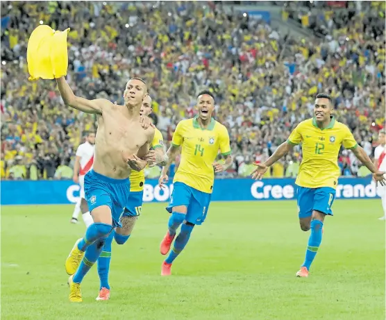 ?? H. romero / reuters ?? Richarliso­n se saca la camiseta y festeja su gol de penal, que le dio a Brasil la tranquilid­ad del 3 a 1 sobre el final