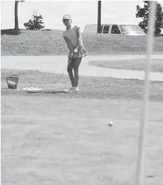  ?? [LIZ BEVAN / THE OBSERVER] ?? Delaney Watson practices her chipping at Rebel Creek Golf Club in Petersburg on Monday afternoon.