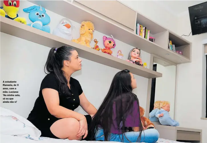  ?? ?? A estudante Manoela, de 11 anos, com a mãe, Luciana: ‘Na minha sala, só eu que ainda não vi’