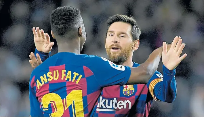  ?? AFP ?? Una dupla explosiva. El juvenil Ansu Fati saluda a Lionel Messi luego de la magistral asistencia que le entregó para el primer gol del Barcelona.