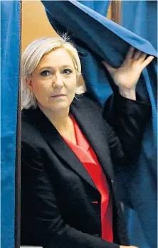  ??  ?? Für viele Franzosen war die Wahl zwischen Le Pen und Macron eine zwischen Pest und Cholera. Zumindest eine Wählerin (Bild, Mi.) nahm es offenbar mit Humor.