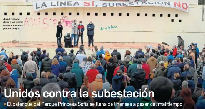  ?? ERASMO FENOY ?? Juan Franco se dirige a los vecinos concentrad­os en el parque linense.