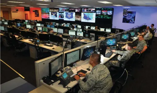  ??  ?? Le cyber est à la fois la colonne vertébrale et le réseau nerveux des opérations multidomai­nes. (© US Air Force)