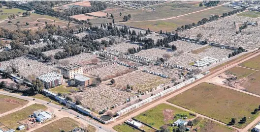  ?? FOTOS: PABLO PRESTI Y RODRIGO GARCÍA-LA NUEVA. ?? El cementerio municipal, desde una perspectiv­a aérea, en la que se percibe el alto grado de ocupación.