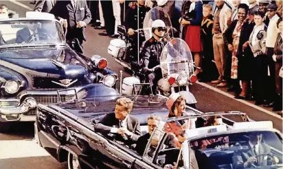  ?? FOTO: REUTERS ?? John F. Kennedy fährt mit seiner Frau Jacqueline am 22. November 1963 durch eine jubelnde Menschenme­nge in Dallas. Kurz darauf wird er erschossen.