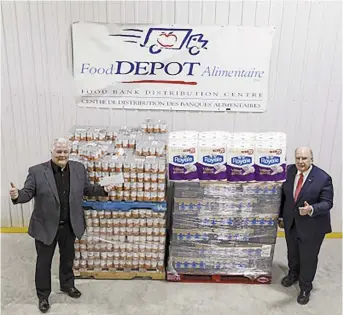  ??  ?? Le président du Food dépôt alimentair­e, Dale Hicks, et Robert K. Irving, co-PDG de J.D. Irving. – Gracieuset­é