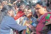  ?? HT PHOTO ?? Relatives of the victim arguing with police during a protest in Phagwara on Tuesday.