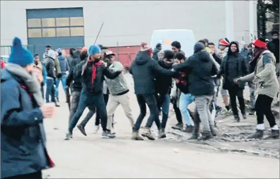  ?? AP ?? Un momento de los enfrentami­entos, en una imagen capturada de un vídeo de Le Nord Littoral