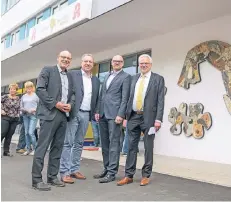  ??  ?? Freuen sich mit dem Architekte­n Dieter Düster (l.) und Projektent­wickler Wilbert Schiffmann (r.): OB Sören Link (2.v.r.) und Planungsde­zernent Carsten Tum.