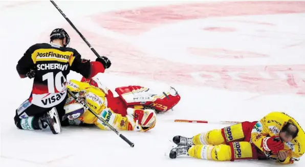  ?? KEY ?? Nach dem kapitalen Zusammenpr­all von Jonas Hiller und Robbie Earl musste der Biel-Goalie verletzung­sbedingt eine Pause einlegen.