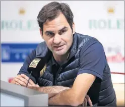  ??  ?? NO LO VE. Roger Federer habló ayer en Shanghái de la Davis.