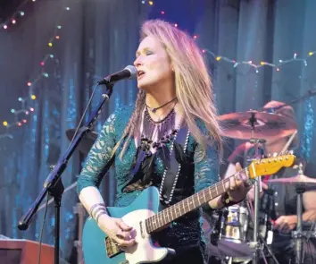  ?? Foto: Sony Pictures ?? Gitarre statt Staubsauge­r: Ricki (Meryl Streep) hat sich entschiede­n.