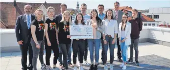  ?? FOTO: VR-BANK OSTALB ?? Bei der Preisverle­ihung im VR-Bank-Forum der VR-Bank Ostalb in Aalen freuten sich die Schüler mit ihren Schulleite­rn. Unser Foto zeigt den VR-Bank-Vorstandsv­orsitzende­r Hans-Peter Weber, Edith Geuppert (THG), Johanna Lüffe (THG), Stefan Wagner...