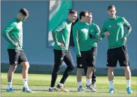  ??  ?? INTENSIDAD. Varios jugadores del Betis, durante un entrenamie­nto.