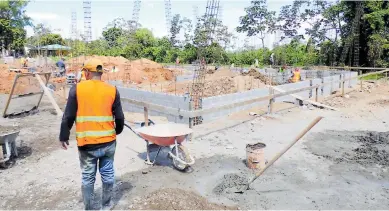  ??  ?? OBRA. Se trabaja en las bases del edificio en los predios del Seguro Social en La Ceiba.