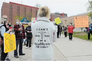  ?? JOHN RENNISON THE HAMILTON SPECTATOR ?? Members of CUPE Local 7800 rally outside Hamilton General Hospital at shift change Thursday.