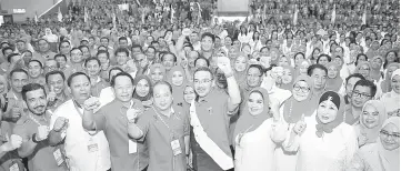  ??  ?? Hishammudd­in posing with the delegates of the Zone 4 Umno Wanita, Youth and Puteri delegates meetings in Dewan Sri Antanom, Tenom.