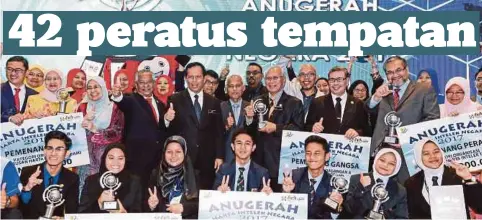  ??  ?? JAMIL (tengah) bersama penerima anugerah pada Majlis Anugerah Harta Intelek Negara, semalam.