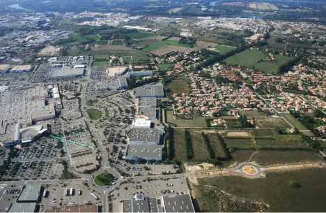  ??  ?? Un urbanisme de zonage : une zone commercial­e aux abords d’une zone résidentie­lle.