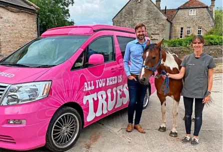  ?? ?? Truespeed’s James Lowther with a staff member from Kelston Vets, the 300th business to be connected to its network