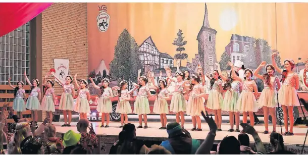  ?? FOTO: RENATE RESCH ?? Märchenhaf­t: Die Tanzjugend der KG Laakebüll nahm das Publikum mit ins „Nimmerland“.