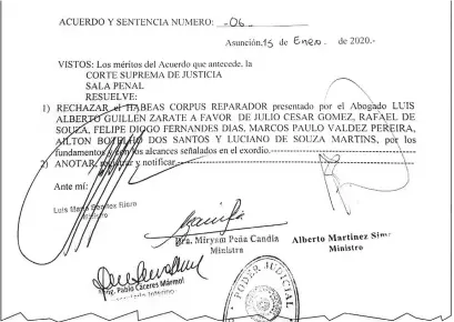  ??  ?? El documento por el cual la Corte rechaza el habeas corpus reparador presentado por el concejal departamen­tal de Amambay a favor de los seis supuestos sicarios.